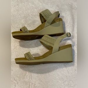 Lucky Brand Wedge Heel Crochet‎ Strap Tan Cream Sandals sz9